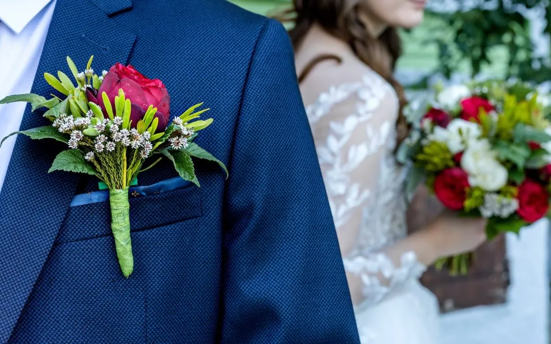 Wedding boutonniere of the groom on a blue suit. Wedding floristry.